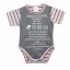 Feliratos rövid ujjú baba body