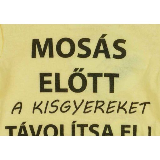 Rövid ujjú baba body "Mosás előtt a kisgyereket távolítsa el!" felirattal
