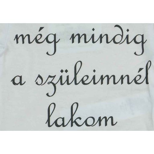 Rövid ujjú "még mindig a szüleimnél lakom" feliratos baba body