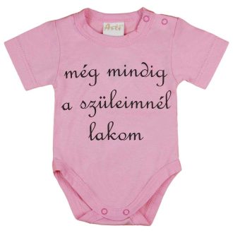 Rövid ujjú "még mindig a szüleimnél lakom" feliratos baba body   Rövid ujjú "még mindig a szüleimnél lakom" feliratos baba body