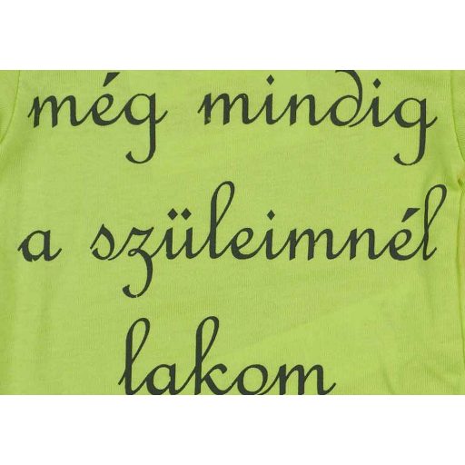Rövid ujjú "még mindig a szüleimnél lakom" feliratos baba body