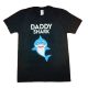Rövid ujjú férfi póló cápás mintával "Daddy shark" felirattal