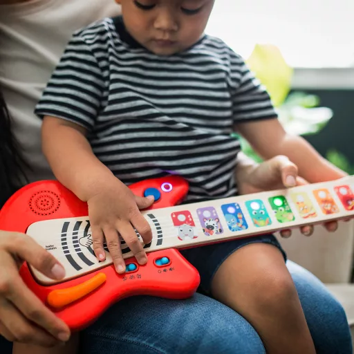 Baby Einstein Fa zenélő játék gitár Together in Tune Guitar™ Connected Magic Touch™ HAPE - 