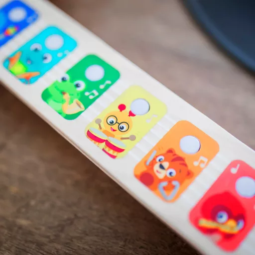 Baby Einstein Fa zenélő játék gitár Together in Tune Guitar™ Connected Magic Touch™ HAPE - 