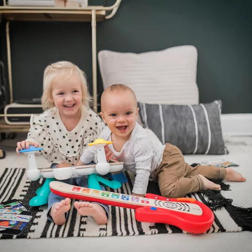 Baby Einstein Fa zenélő játék gitár Together in Tune Guitar™ Connected Magic Touch™ HAPE - 
