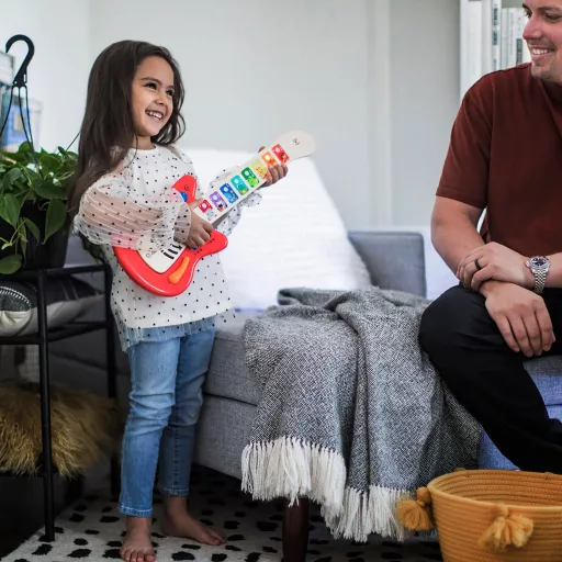 Baby Einstein Fa zenélő játék gitár Together in Tune Guitar™ Connected Magic Touch™ HAPE - 