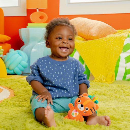 Bright Starts Plüss csörgő tigris C-karikán, Jingle Joy™, 0 hó+