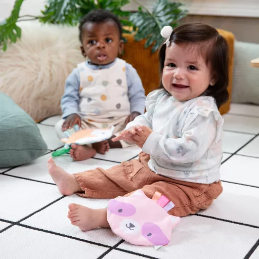 INGENUITY Crinklet™ érzékszervi játék C gyűrűn mosómedve Deni 0m+