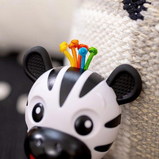 Baby Einstein Rágóka csörgővel zebra Zen™ Shake-a-Shape BPA mentes - 0hó+