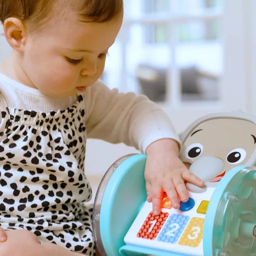 Baby Einstein Zenélő interaktív játék Chase & Tap Earl™ - 6hó+