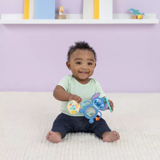 Bright Starts Játék C gyűrűn szenzoros Stitch Tummy Tumble™ 0m+