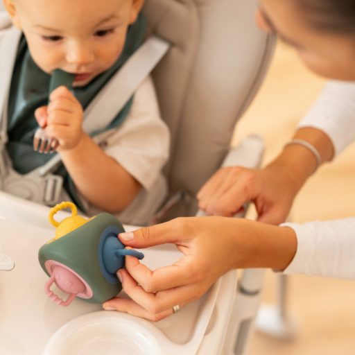 Petite&Mars Szilikon játék Pop Up Triangle Misty Green 10hó+