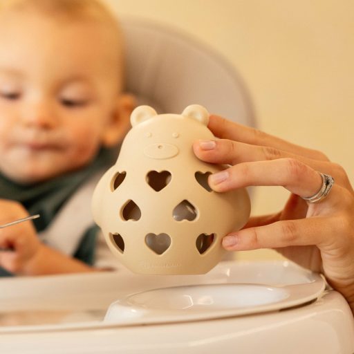 Petite&Mars Szilikon játék csörgővel Bear Basil Desert Sand 0m+