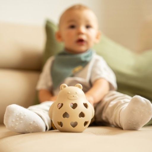 Petite&Mars Szilikon játék csörgővel Bear Basil Dusty Rose 0m+