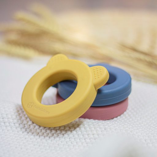 Petite&Mars Beary Szilikon rágóka csörgővel, Intense Ochre, 0 hó+