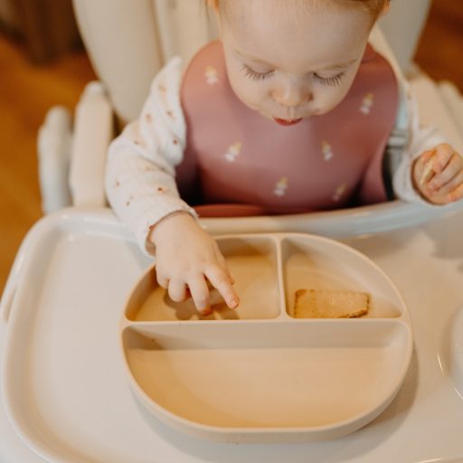 Petite&Mars Szilikon osztott ovális tányér, Take&Match, Intense Ochre, 6 hó+