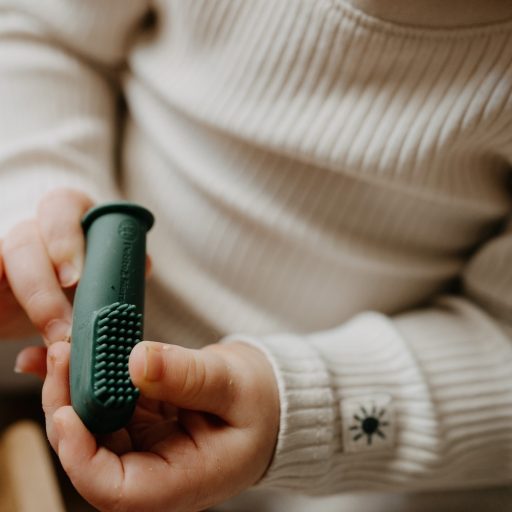 Petite&Mars Szilikon ujjra húzható 2 db fogkefe szett, Ochre&Green, 0 hó+