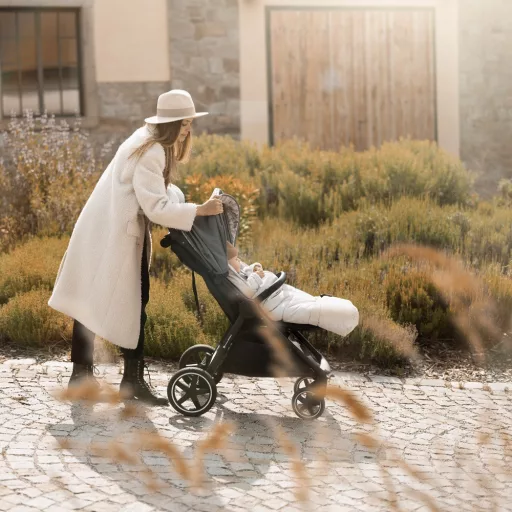 Petite&Mars Téli szett Arctic 4in1 bundazsák + kézmelegítő kesztyű babakocsira Furry Sky Whisp